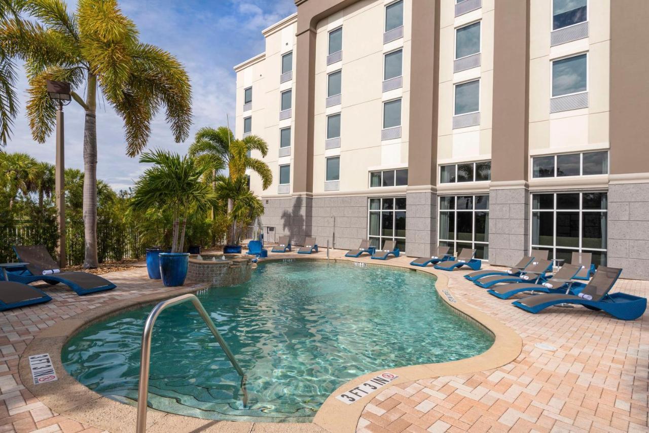 Hampton Inn & Suites Fort Myers-Colonial Boulevard Exterior foto